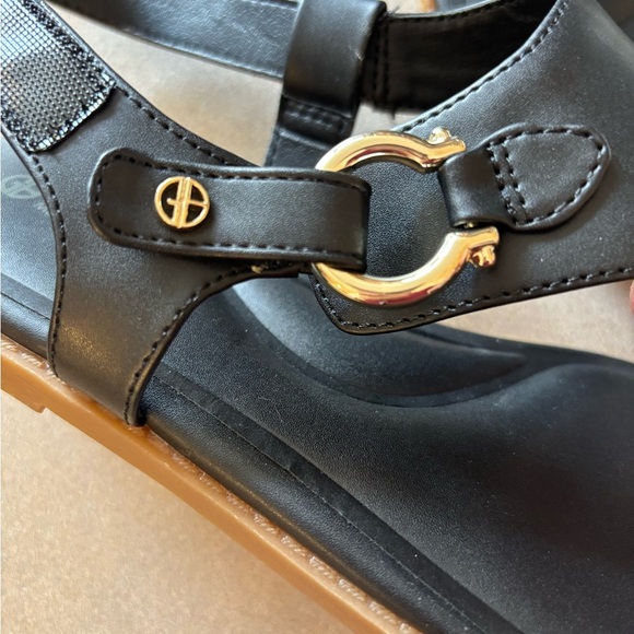 NEW Gianni Bernini Nennie Black Memory Foam Thong Sandal - Picture 3 of 6